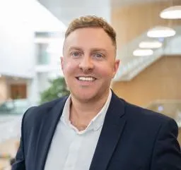 Headshot of Tom Stabb