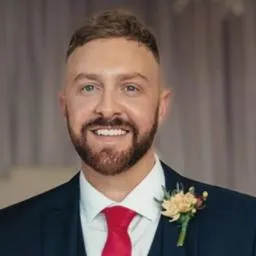 Headshot of Tom Stabb